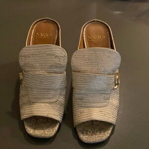 Franco Sarto Leather Slides
Beige with a slight gold accent
Good Condition 8.5